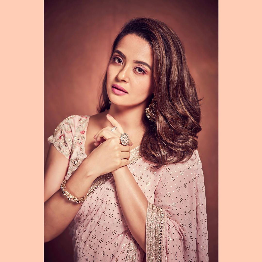  Surveen Chawla